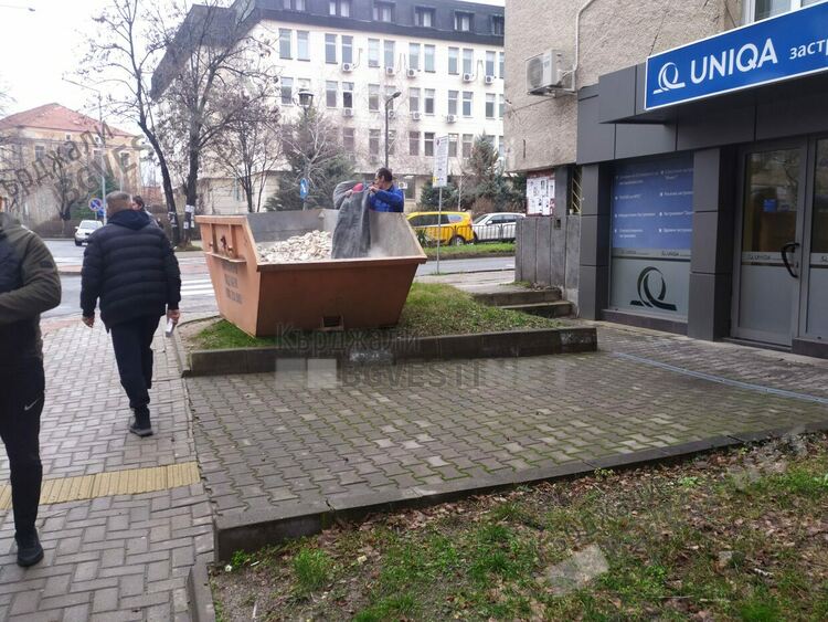 Момчилградчани ни изхвърлят показно строителните отпадъци, на пук на практиката да ги оставяме до бобрите