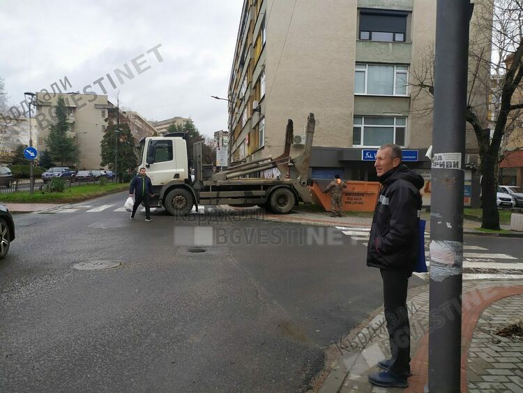 Момчилградчани ни изхвърлят показно строителните отпадъци, на пук на практиката да ги оставяме до бобрите