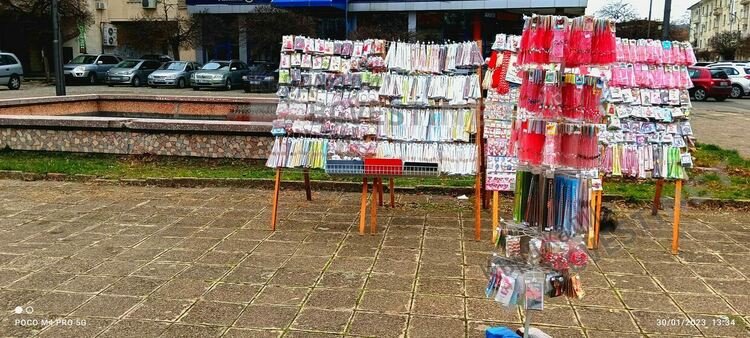 Запролети се на площад „Освобождение”,поставиха началото на базара за мартенички