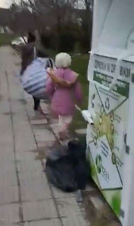 Хасковлийка: Измъкват дрехи от контейнери в Хасково