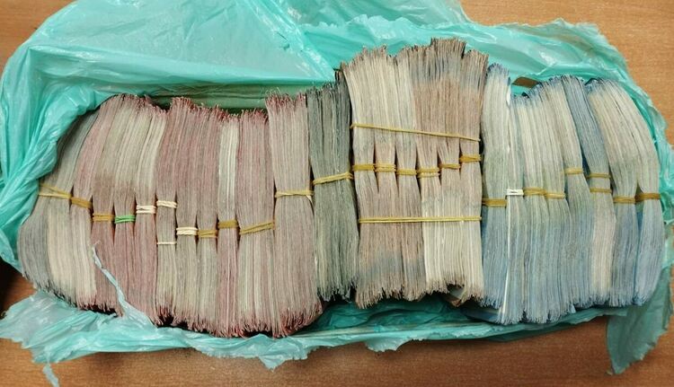 Откриха валута за 676 227 лева в камион и автобус на границата