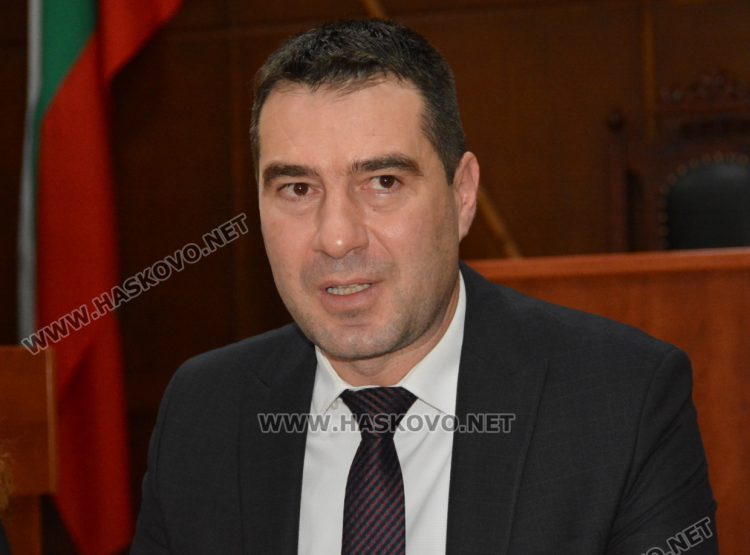 Непълнолетни с над 10 осъждания за кражби в Хасково 