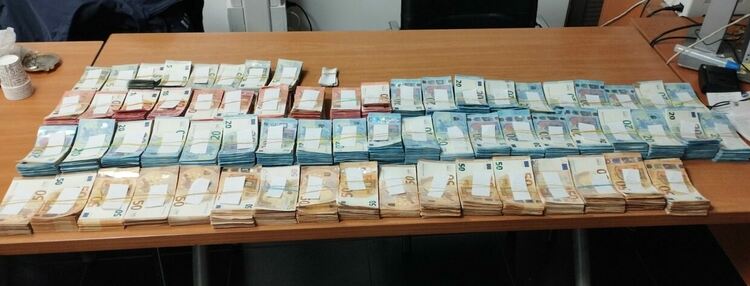 Откриха валута за 676 227 лева в камион и автобус на границата