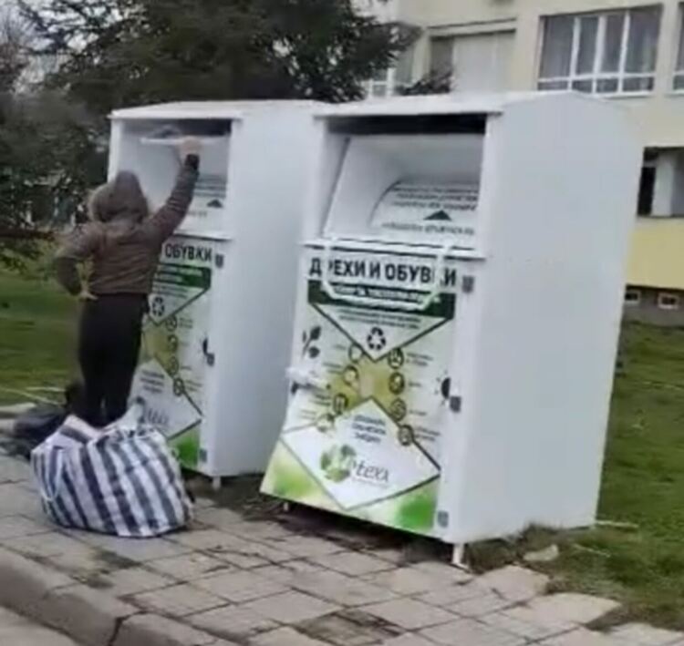 Хасковлийка: Измъкват дрехи от контейнери в Хасково