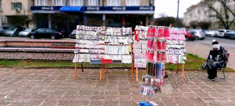 Запролети се на площад „Освобождение”,поставиха началото на базара за мартенички