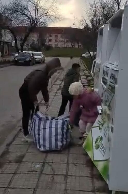 Хасковлийка: Измъкват дрехи от контейнери в Хасково