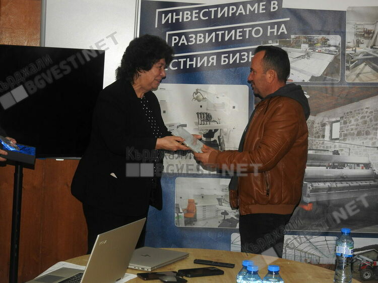 Дънди прешъс метълс възражда Крумовград, фонд финансира за година 15 проекта за работни места, връща младите/снимки/