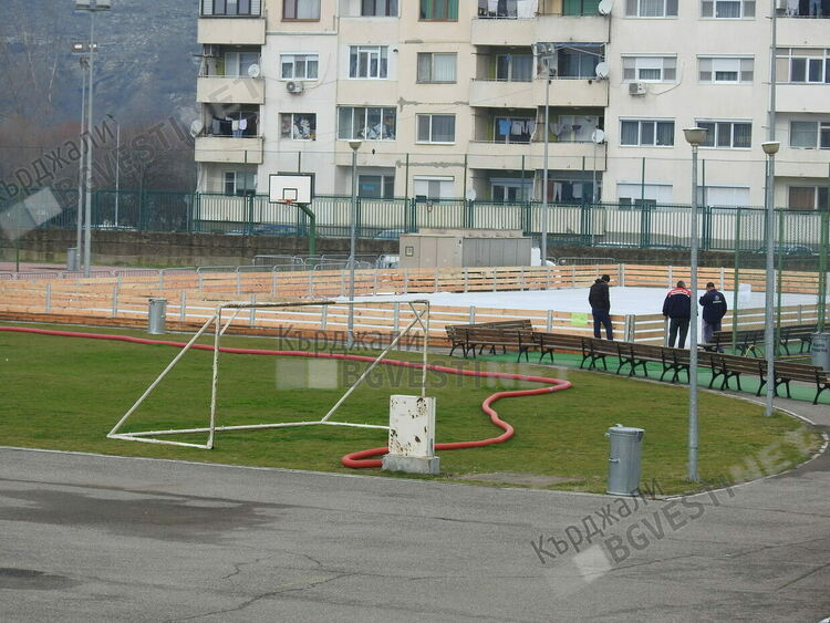 Събитието на годината за Крумовград-ледената пързалка за децата/снимки/