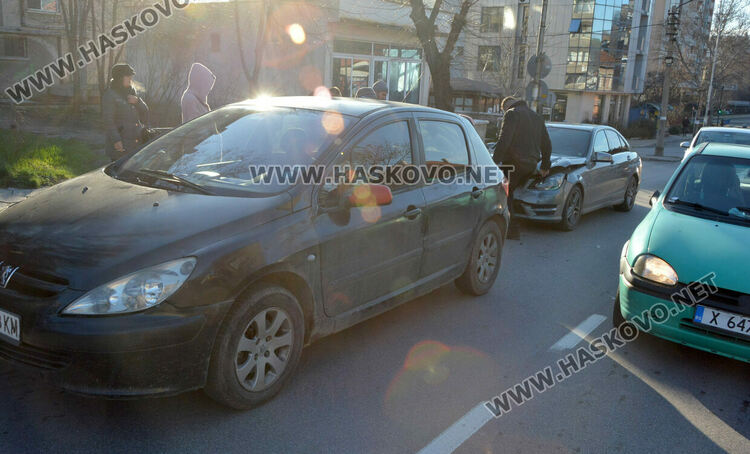 Мерцедес се разби в Пежо на Кърджалийска