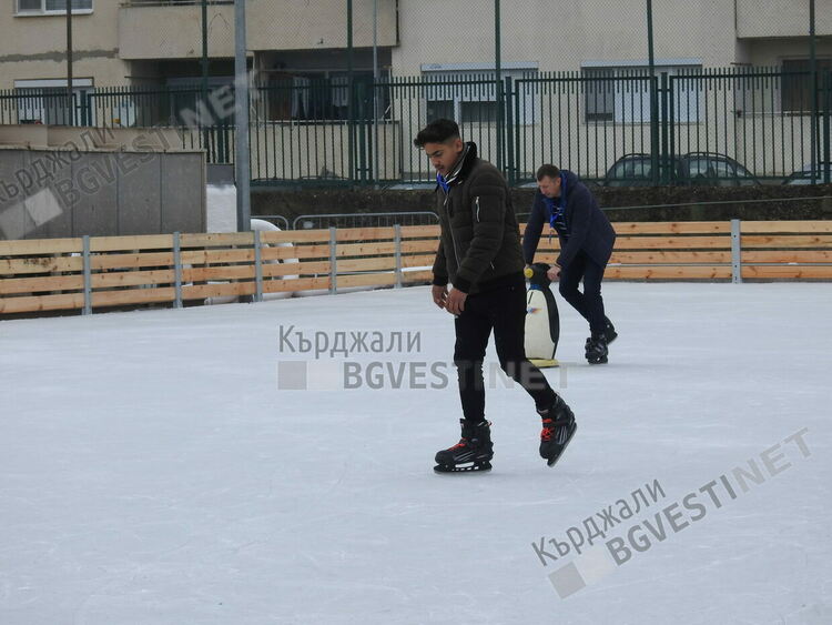Събитието на годината за Крумовград-ледената пързалка за децата/снимки/