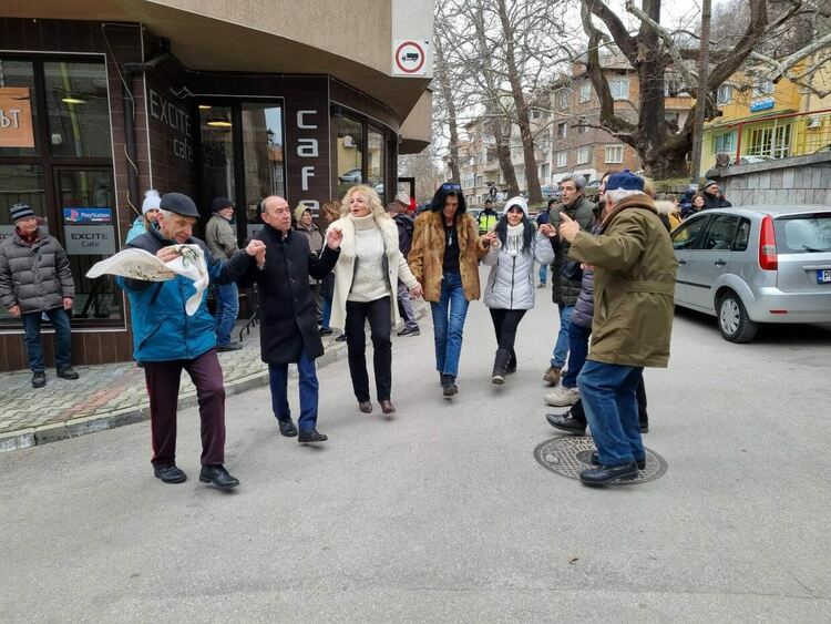 Вино от чешма вместо вода потече и тази година в Асеновград