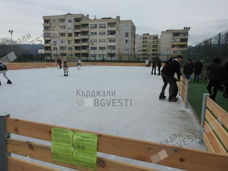 Събитието на годината за Крумовград-ледената пързалка за децата/снимки/