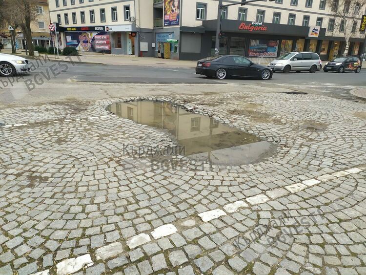 Водният цикъл множи „Водните огледала” в Кърджали,заради некачествено възстановяване на настилките