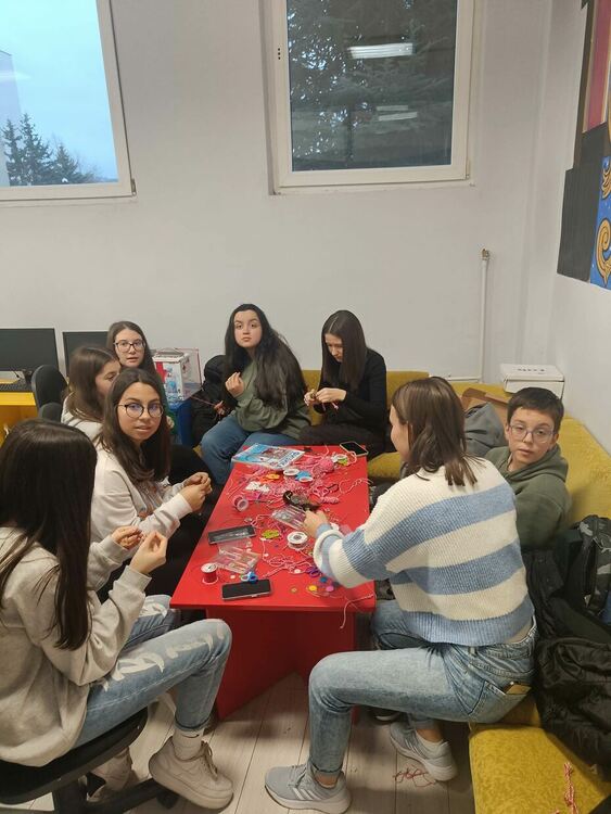 Славейковци правят мартеници, ще закупят училищен дефибрилатор