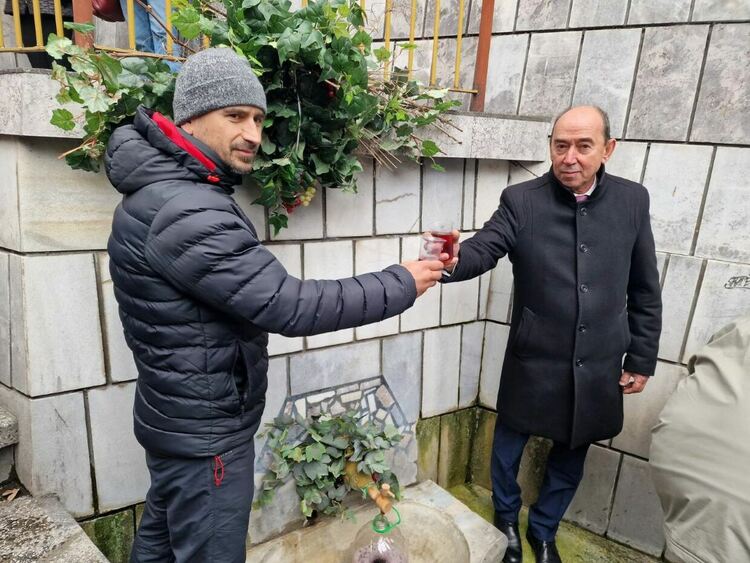 Вино от чешма вместо вода потече и тази година в Асеновград