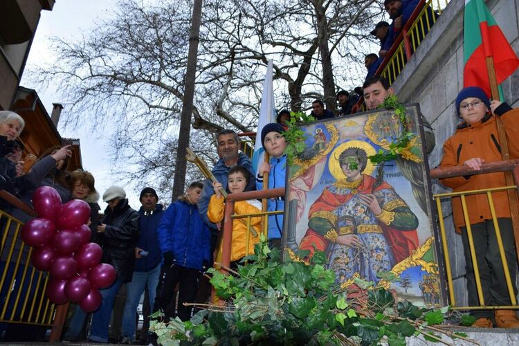 Вино от чешма вместо вода потече и тази година в Асеновград