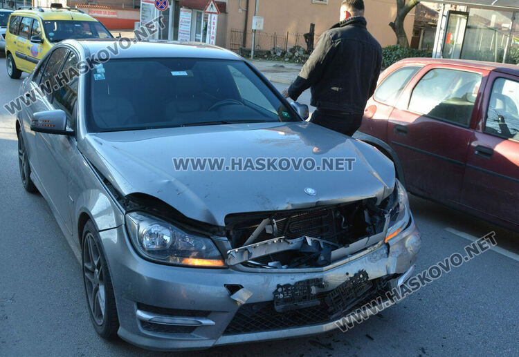 Мерцедес се разби в Пежо на Кърджалийска