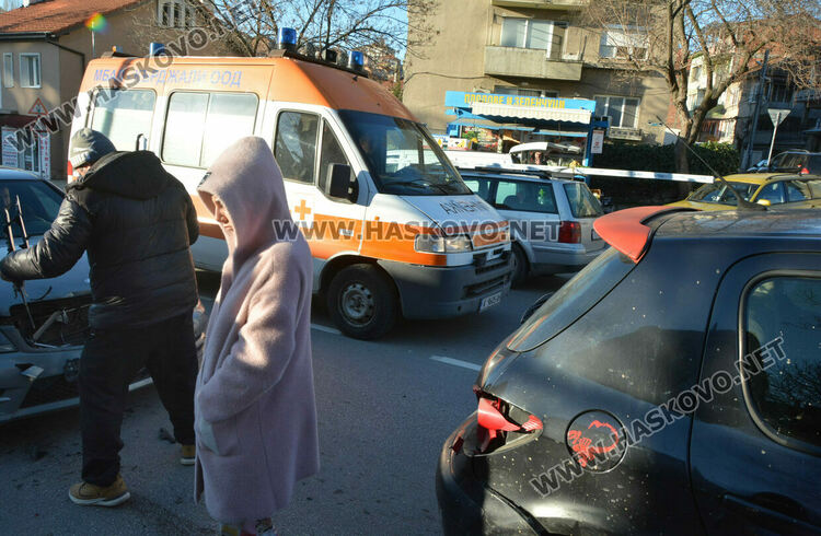 Мерцедес се разби в Пежо на Кърджалийска