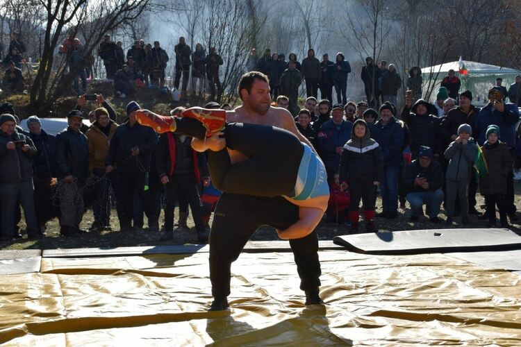 Димитър Кумчев спечели пехливанските борби в Асеновград (снимки)