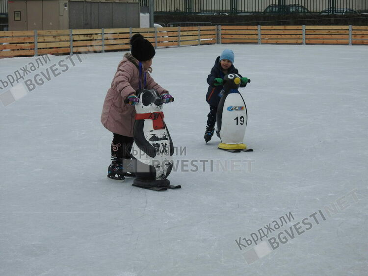Събитието на годината за Крумовград-ледената пързалка за децата/снимки/