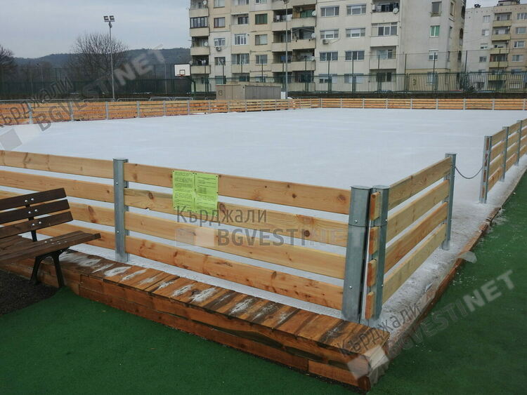 Събитието на годината за Крумовград-ледената пързалка за децата/снимки/