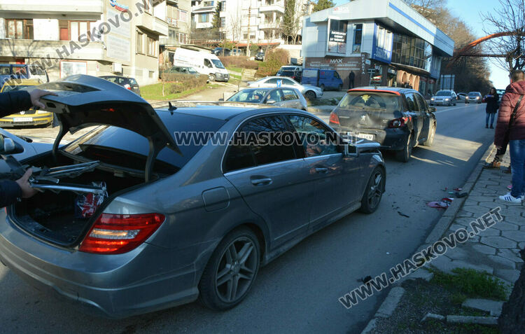 Мерцедес се разби в Пежо на Кърджалийска
