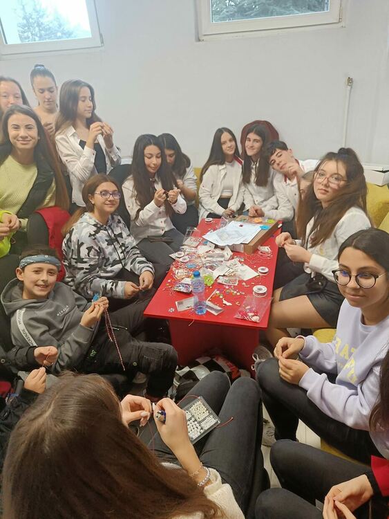 Славейковци правят мартеници, ще закупят училищен дефибрилатор