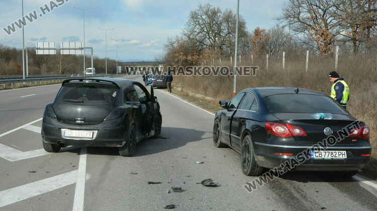 Фолксваген и Опел се разбиха на пътя между Хасково и Димитровград