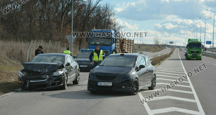 Фолксваген и Опел се разбиха на пътя между Хасково и Димитровград