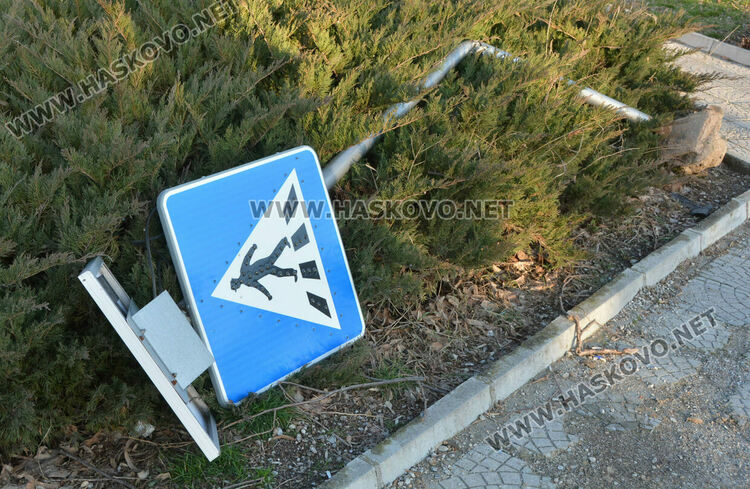 Събориха соларен пътен знак на „Раковски“
