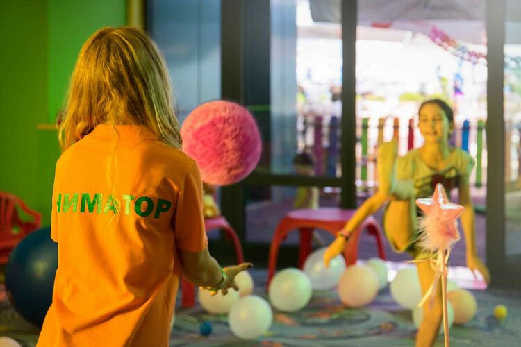 В Хасково търсят 20 аниматори за хотели край морето и 15 стюарди в автобуси