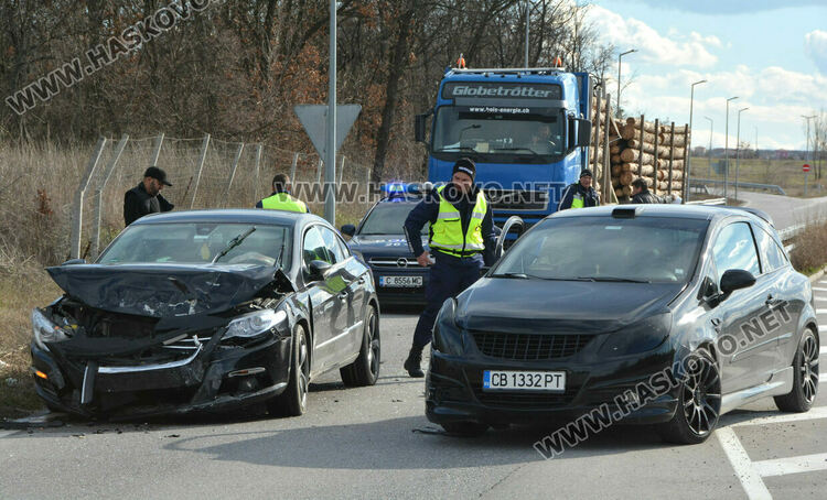Фолксваген и Опел се разбиха на пътя между Хасково и Димитровград