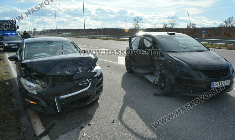 Фолксваген и Опел се разбиха на пътя между Хасково и Димитровград