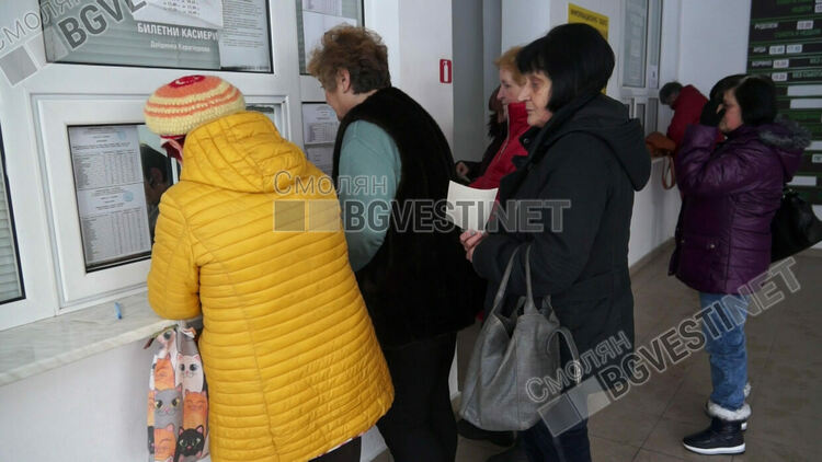 Опашки пред гишетата за новите автобусни карти в Смолян. Колко ще плащат вече ученици и пенсионери?