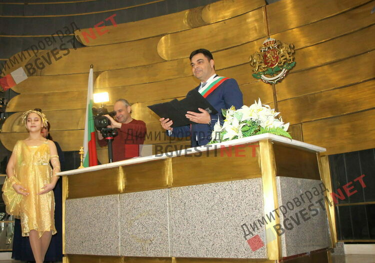 Ако искате кмета на Димитровград да ви венчае безплатно в деня на влюбените -запишете се до 10.02.2023г.