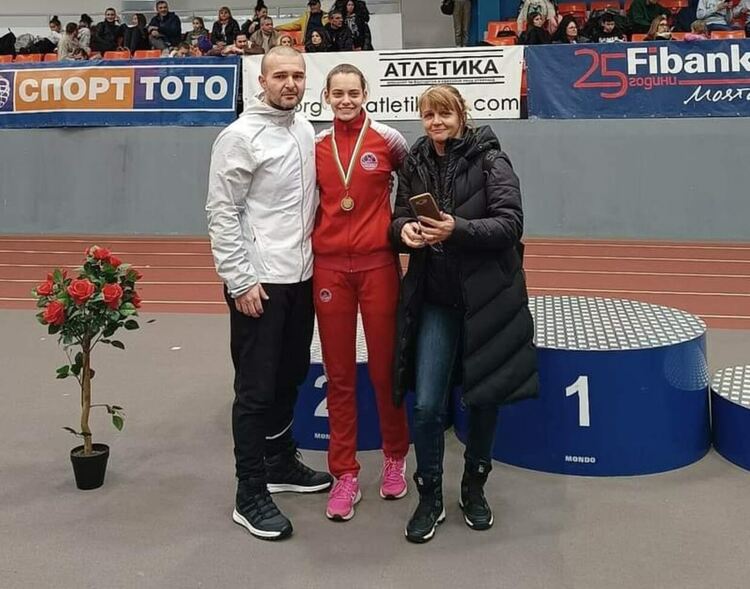 Стефанина Захариева със златен медал на гюле от националния шампионат