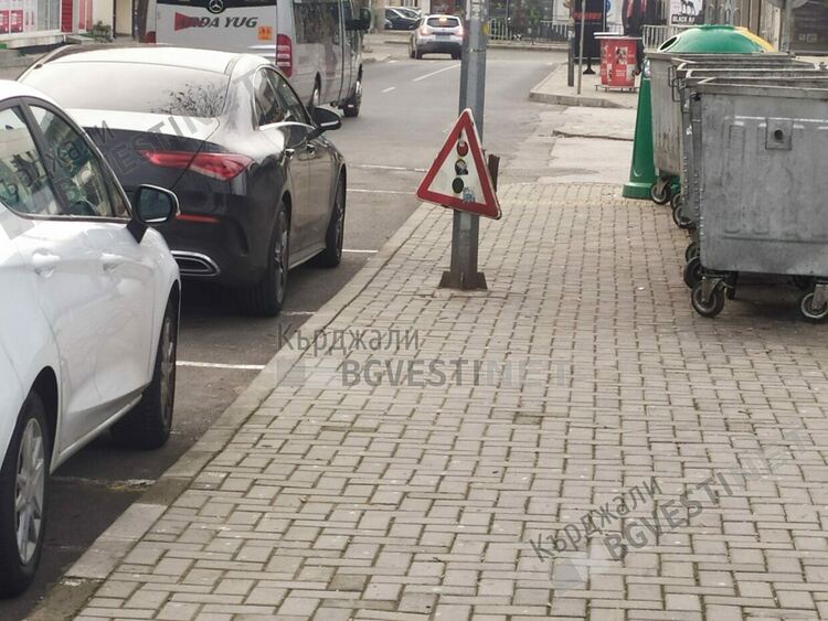 Посегателствата върху пътни знаци в Кърджали станаха ежедневие,след лепенките идват силовите упражнения