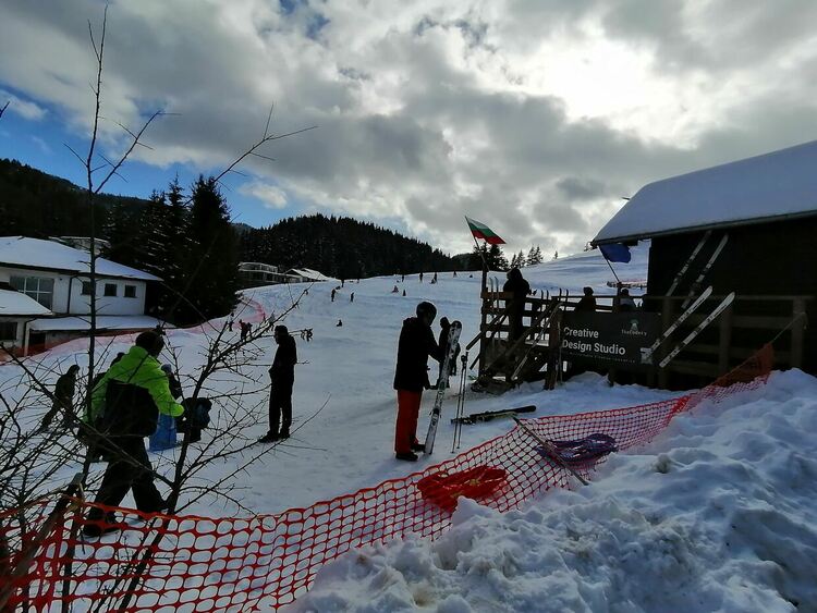 В Стойките също карат ски без пари. Англичанин пусна ски влека за съселяните си