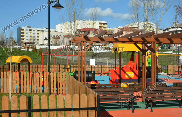 Читателка: Почиствайте след кучетата си в парка над ДНА, той е и за деца