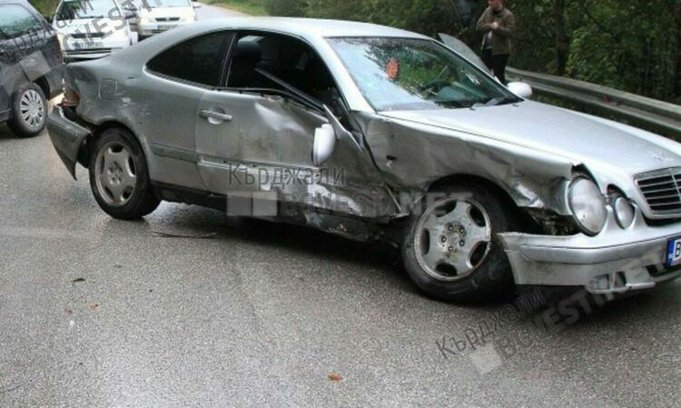 Четири автомобила се нанизаха посред бял ден в Кърджали във верижна катастрофа