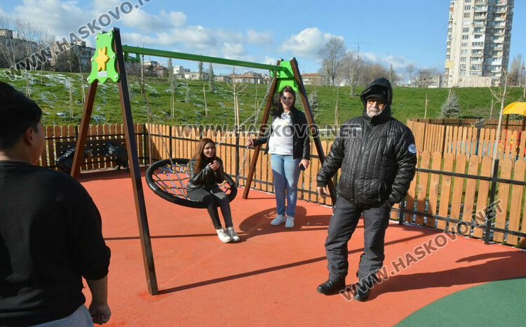 Читателка: Почиствайте след кучетата си в парка над ДНА, той е и за деца