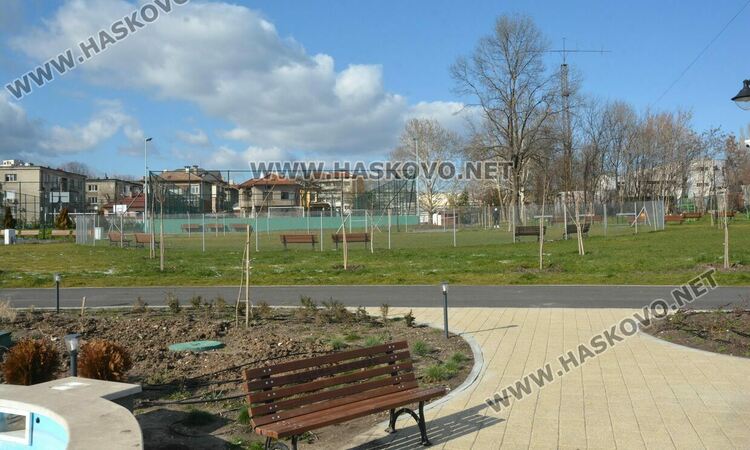 Читателка: Почиствайте след кучетата си в парка над ДНА, той е и за деца