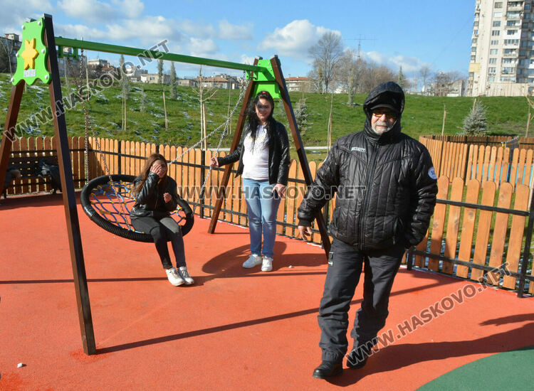 Читателка: Почиствайте след кучетата си в парка над ДНА, той е и за деца