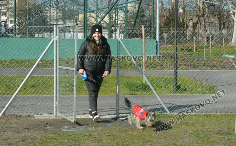 Млада стопанка на куче заяви, че някои от посетителите в парка не почистват след домашните си любимци