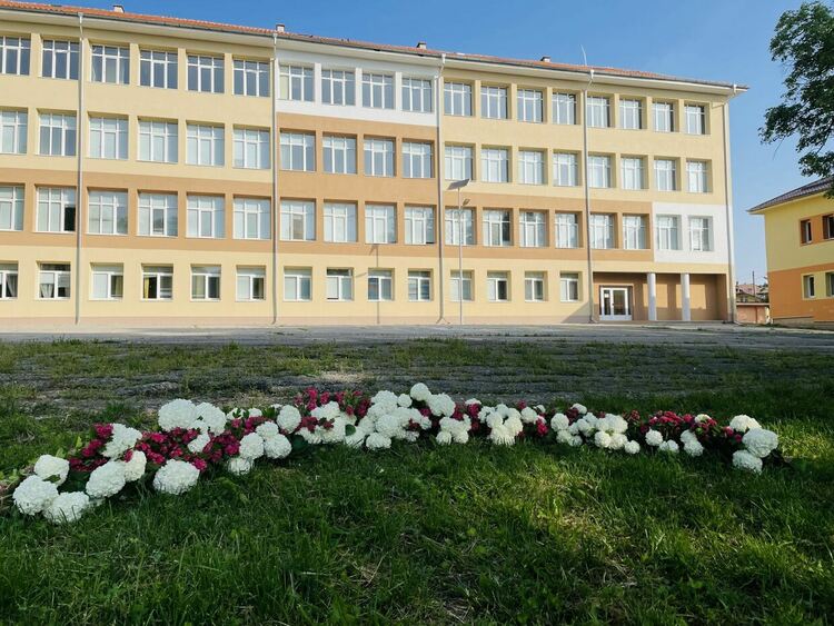 Брезнишкото училище чества патронния си празник с редица съпътстващи инициативи