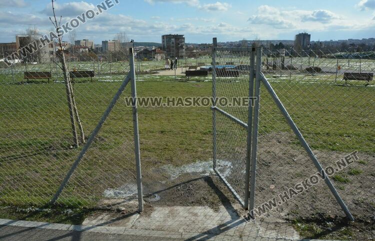 Читателка: Почиствайте след кучетата си в парка над ДНА, той е и за деца