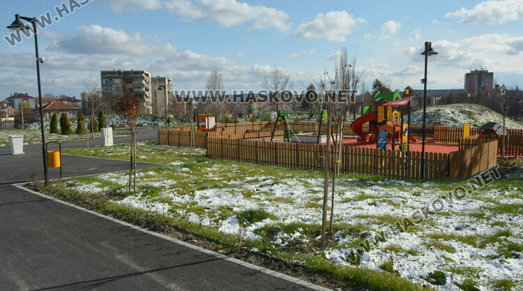 Читателка: Почиствайте след кучетата си в парка над ДНА, той е и за деца