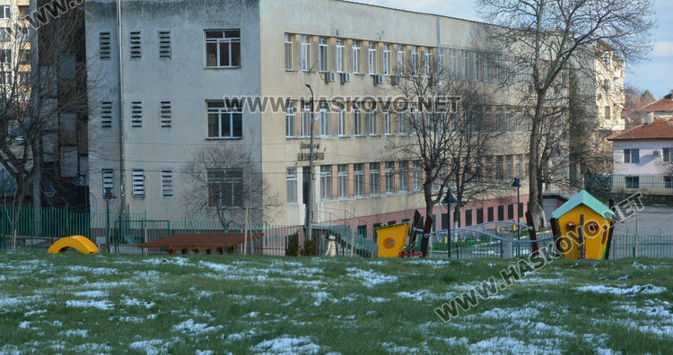 Читателка: Почиствайте след кучетата си в парка над ДНА, той е и за деца