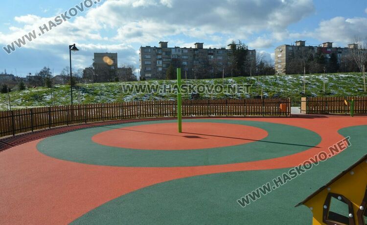 Читателка: Почиствайте след кучетата си в парка над ДНА, той е и за деца