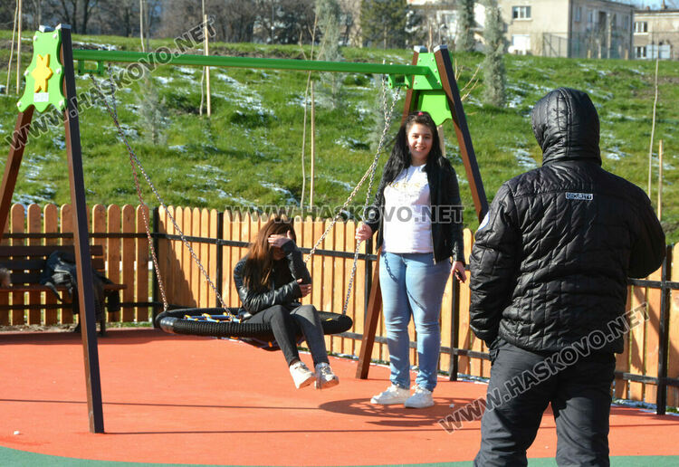 Читателка: Почиствайте след кучетата си в парка над ДНА, той е и за деца